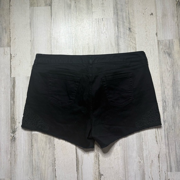 Torrid Embroidered Black Jean Shorts Size 20 - Picture 5 of 5